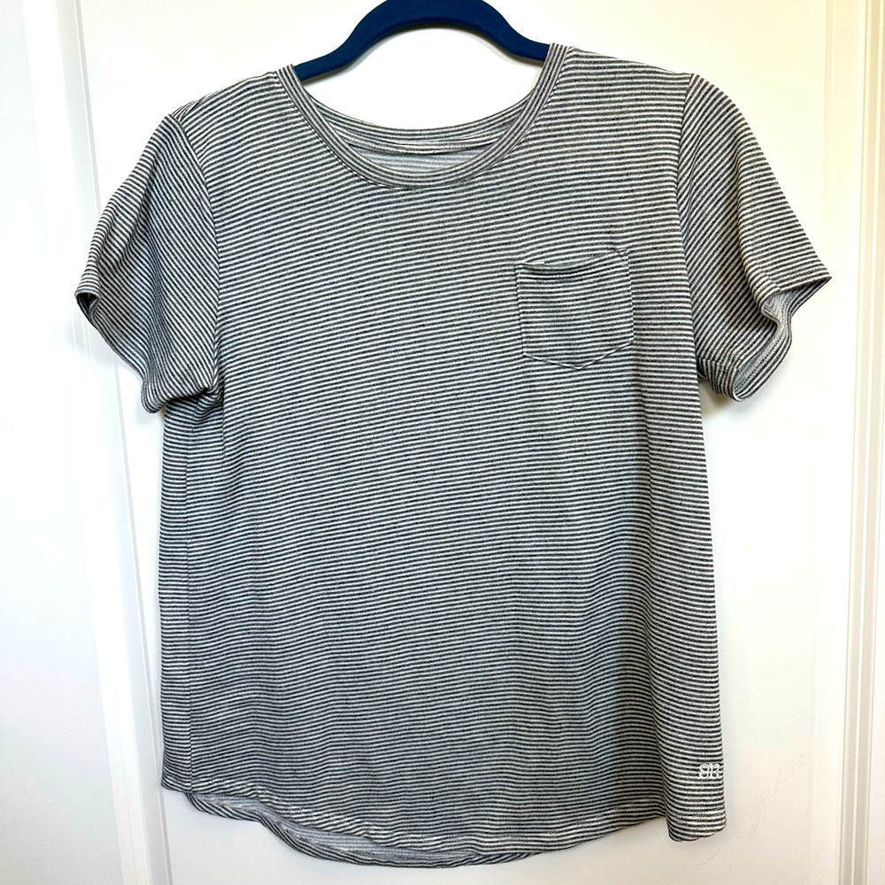 Albion Fit pocket T. Grey stripe.  Size small